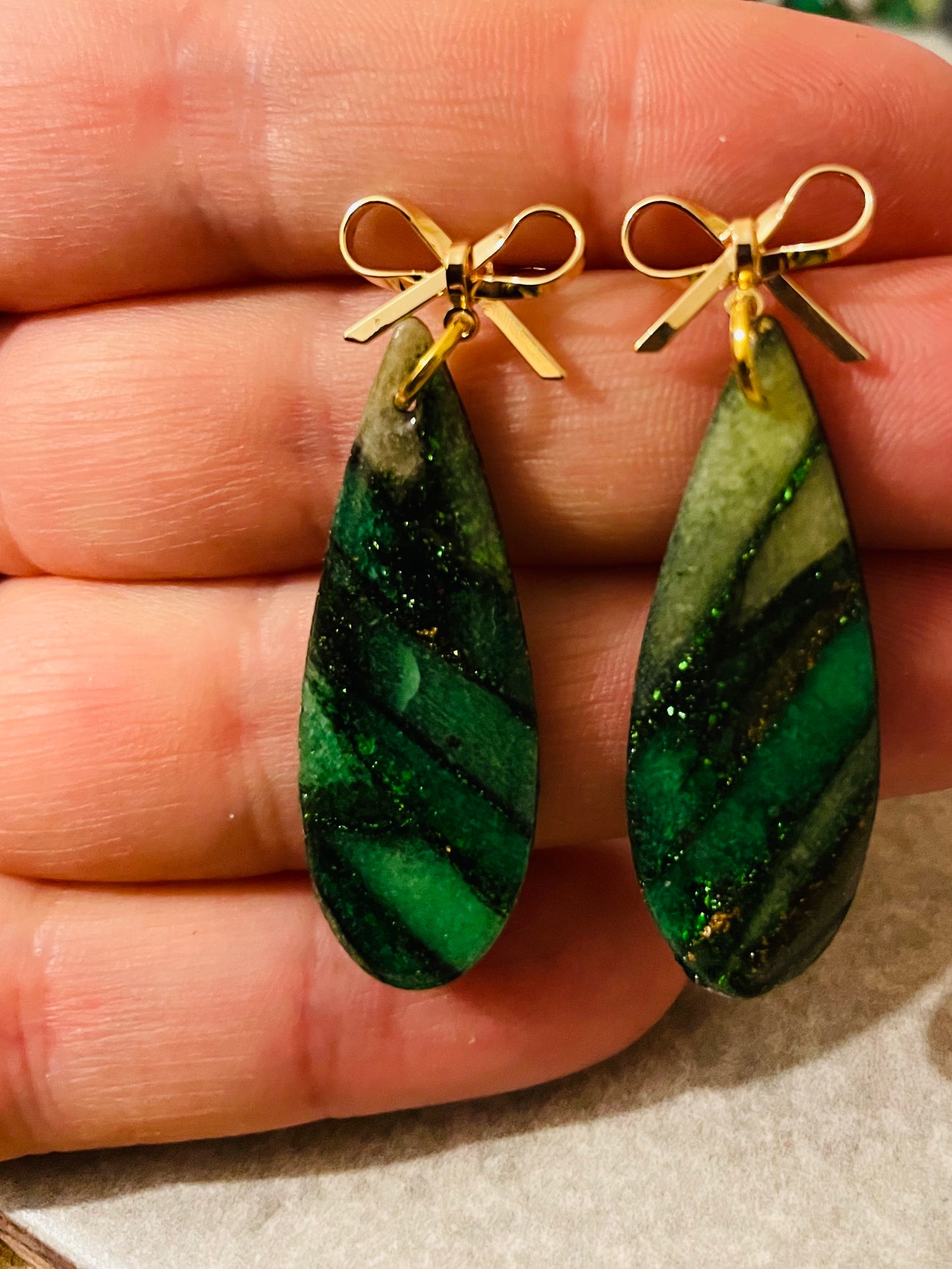 Bow dangles