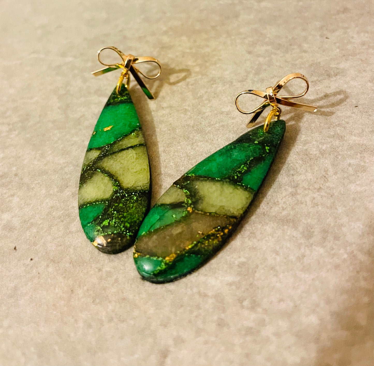 Bow dangles