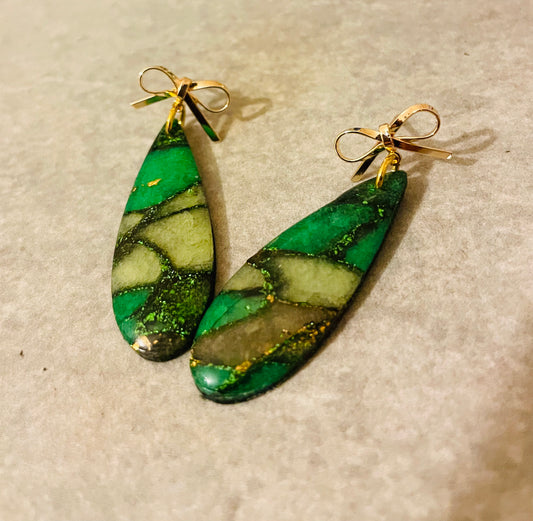 Bow dangles