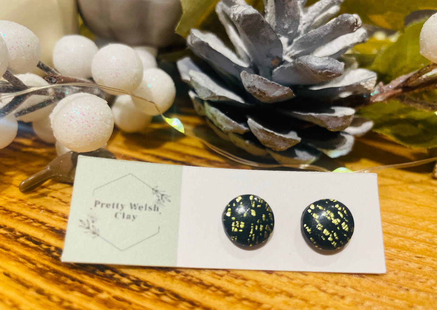 Round speckled studs