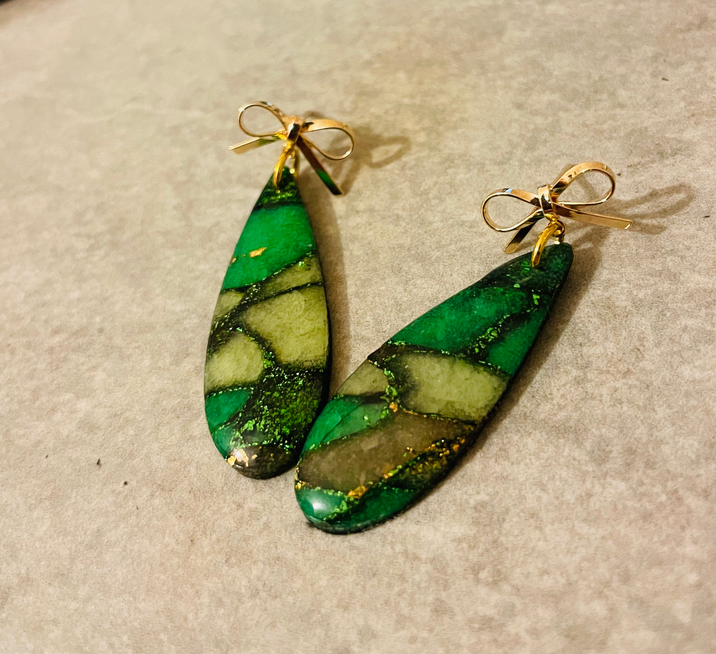 Bow dangles
