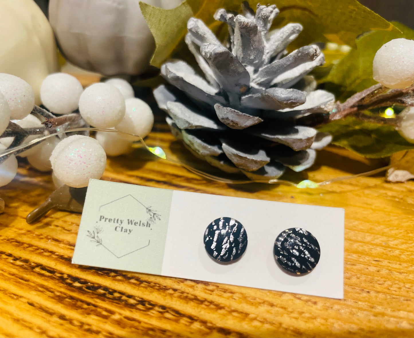 Round speckled studs