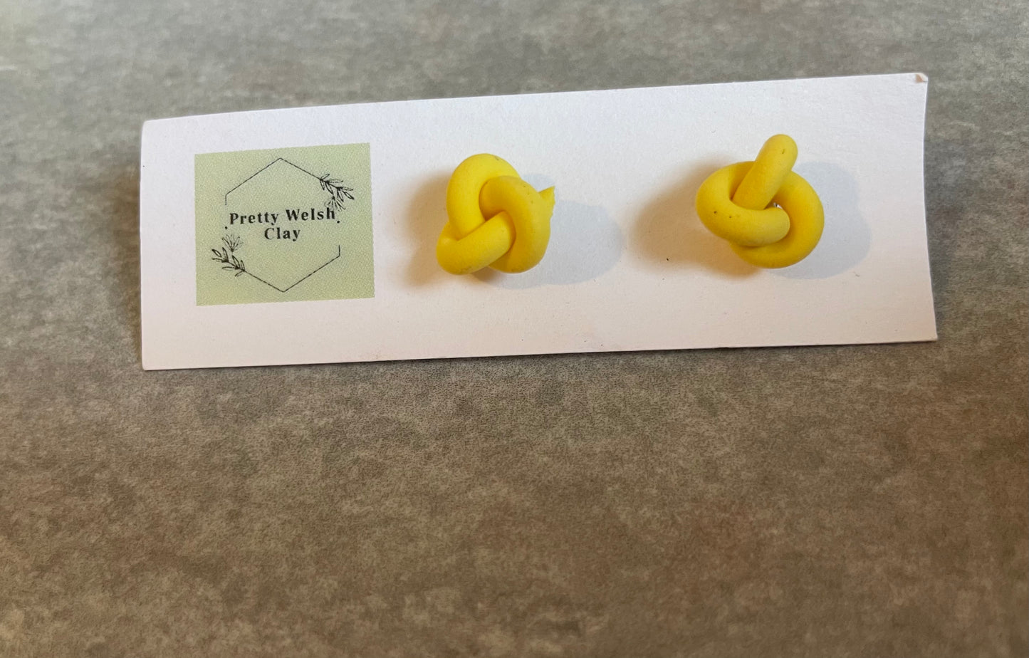 Knotted studs various colours