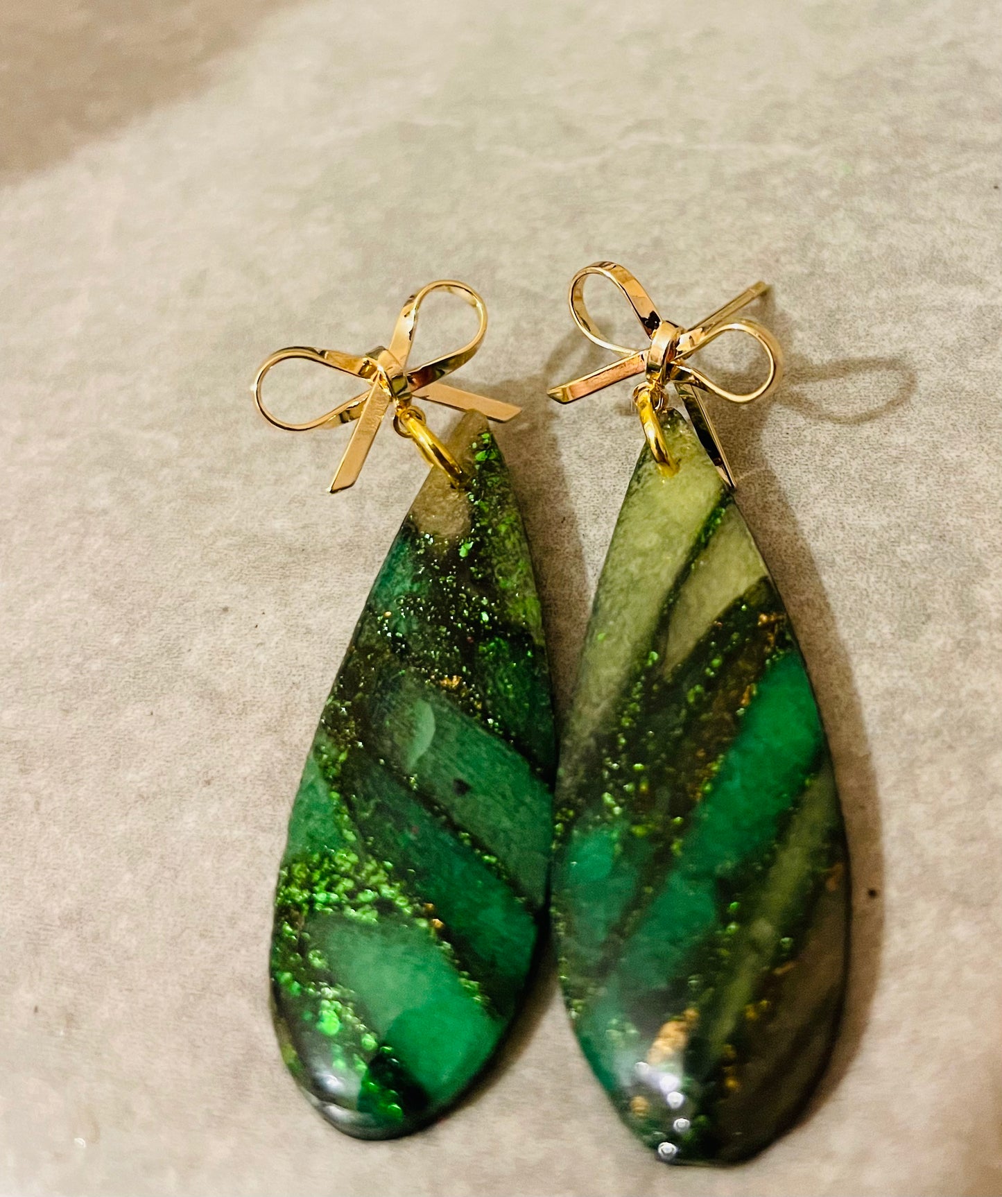 Bow dangles