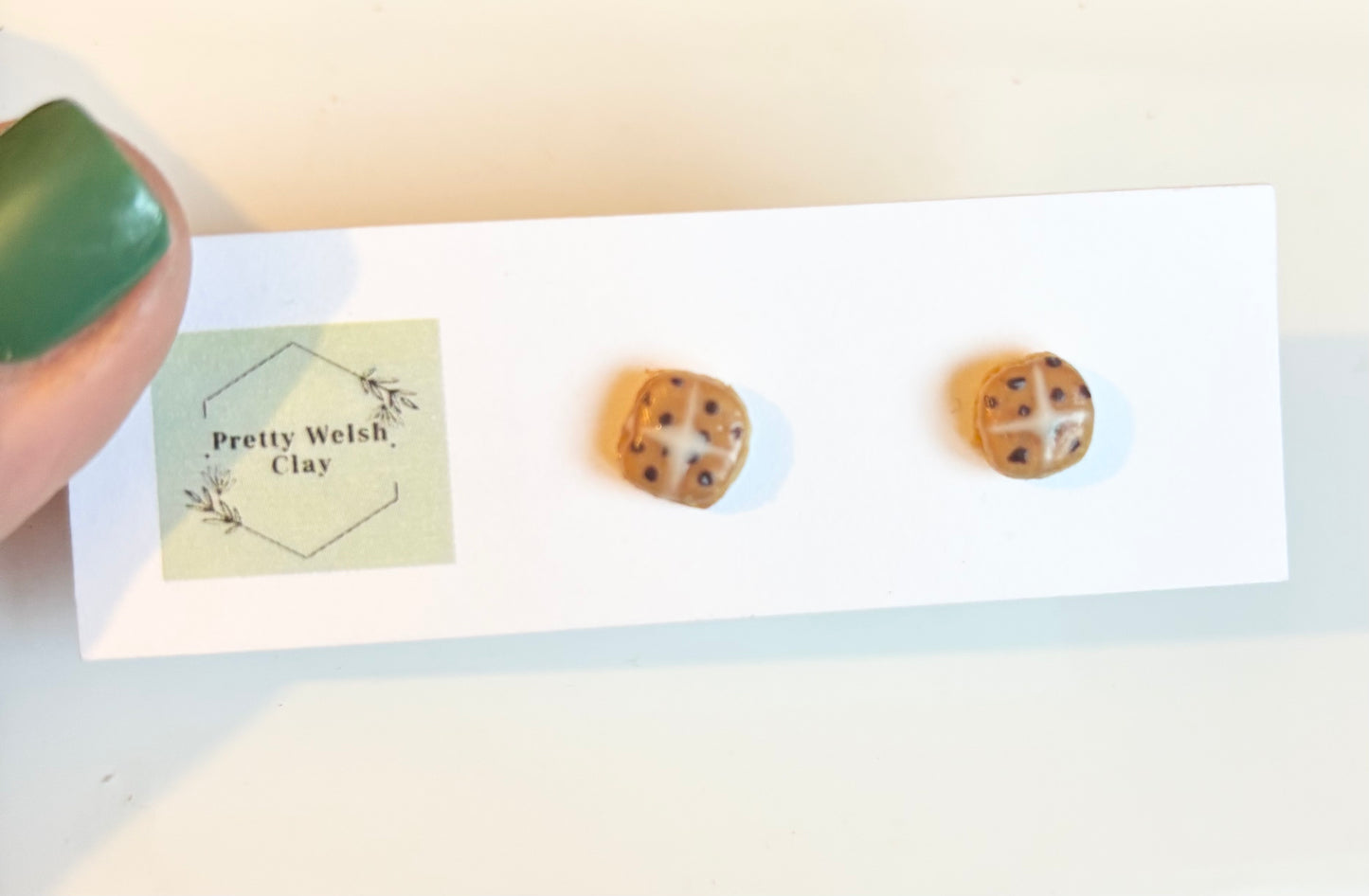 Hot cross bun stud