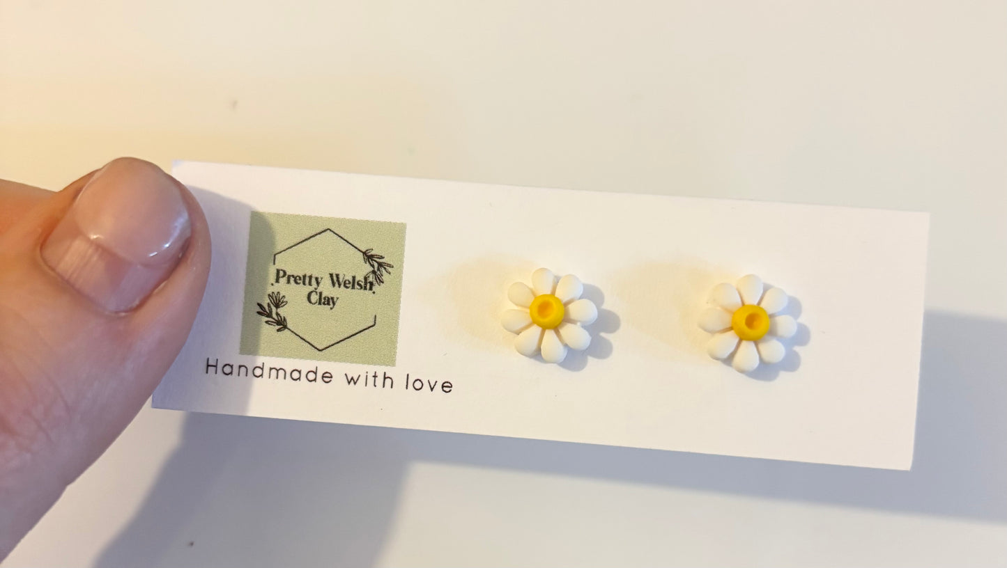 Small Daisy stud